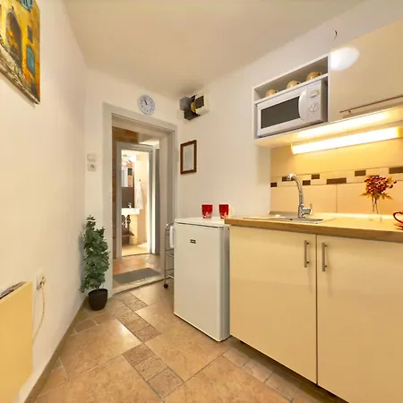 Hangulat Apartment *